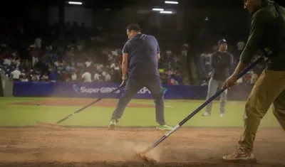 Más de una hora duraron los trabajos de reacondicionamiento del terreno de juego del Édgar Rentería. 