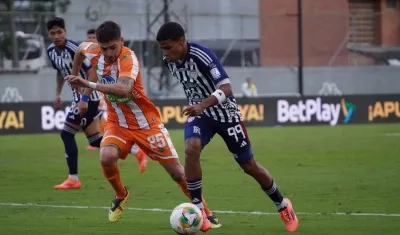 José Enamorado, quien ingresó en el segundo tiempo, intenta superar a Agustín Pérez Siri.