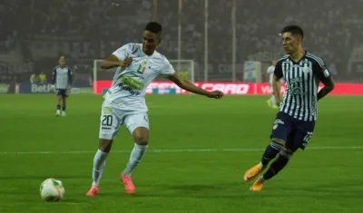 Alejandro García avanza con la marca de Emmanuel Olivera. 