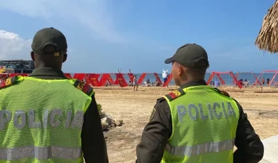 Unidades de la Policía en la playa de Puerto Mocho. 