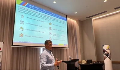 Javier Díaz ante empresarios de la Costa