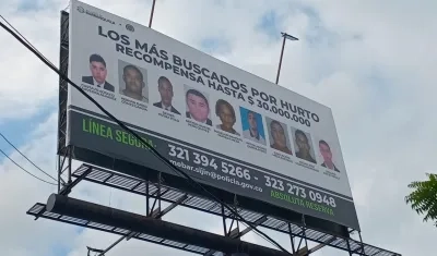 Cartel de los más buscados en valla gigante en el norte de Barranquilla. 