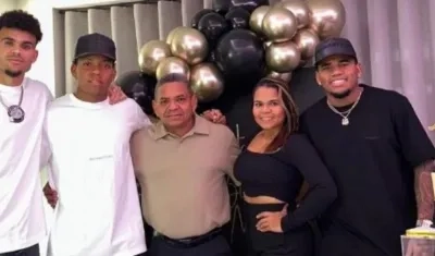 'Mane' Díaz con sus hijos.