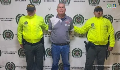 El capturado junto a las autoridades.