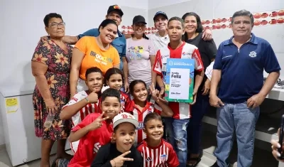 Alcalde Alejandro Char con beneficiarios.