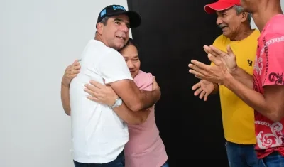 El Alcalde Alejandro Char junto a beneficiarios del programa.