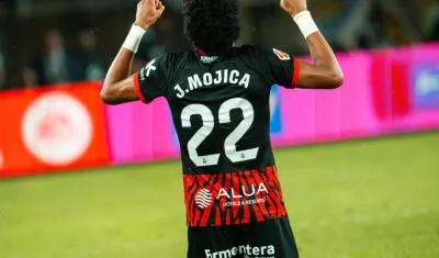 Johan Mojica celebrando su gol.