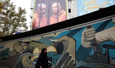 Pancarta del ministro israelí, Benjamín Netanyahu, y el exministro de Defensa, Yoav Gallant, en la Plaza Palestina de Teherán. 