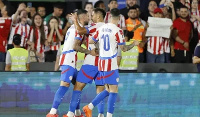 Selección de Paraguay celebrando el triunfo ante Argentina. 