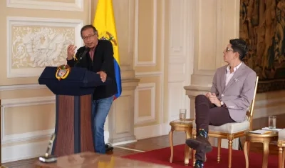 El Presidente Gustavo Petro junto al ministro de Educación, Daniel Rojas.