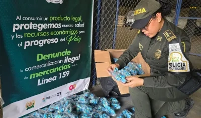 Oficial junto al material incautado.