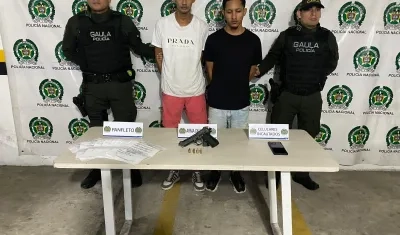 Los capturados junto a las autoridades.