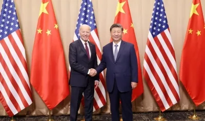 Presidente de Estados Unidos Joe Biden (i) junto a su homologo de China, Xi Jinping.