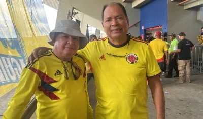 Manuel Caballero acompañado por otro hincha de la Selección Colombia.