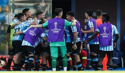 Jugadores de Racing celebrando uno de los goles.
