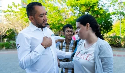 El rector de la Universidad del Atlántico, Danilo Hernández, con una beneficiaria.