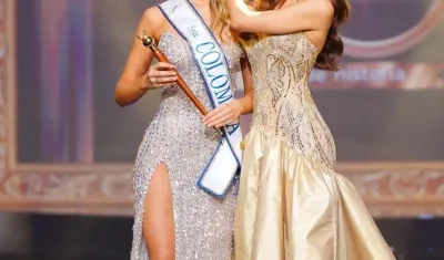 Catalina Duque Abreu recibiendo la corona de Sofía Osío Luna.