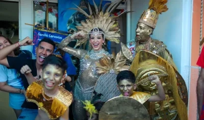 La Reina Tatiana con Carlos Cervantes, ‘El Mohicano Dorado’, y su familia.