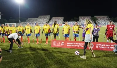 Saque de honor del alcalde Char y Daniella Álvarez. 