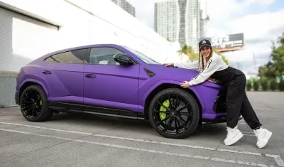 Shakira personalizó su Lamborghini Urus en colores morado y amarillo neón.