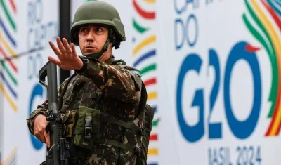 Un soldado custodia una zona donde se realizará el G20. 