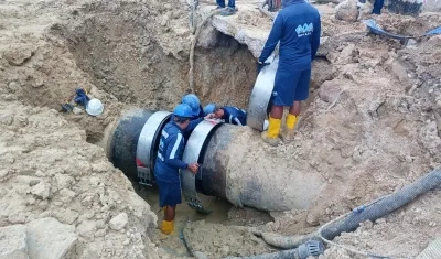 Labores de reparación de la ruptura de tubo en el barrio Las Nieves. 