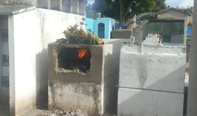 Tumba incendiada por desconocidos este lunes en el cementerio de Bosconia. 