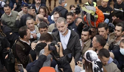 Rey Felipe VI dialogando con los afectados.