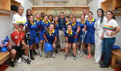 El gerente de Cajacopi con las integrantes de la selección Colombia femenina de fútbol amputadas. 