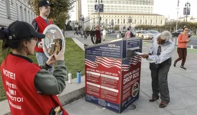 Votantes emiten sus votos en una urna en San Francisco. 