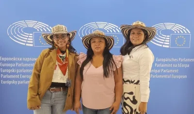 Las activistas zenúes, Yina Marcela Ortega, Yusleida Pineda y Judith Johana Navarro este martes en el Parlamento Europeo en Bruselas.