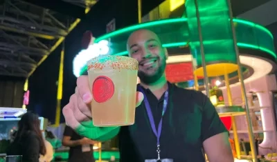 Enmanuel Gómez, bartender de Buchanan's con el coctel Paloma.