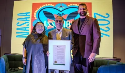 El cantante Gilberto Santa Rosa, recibe su reconocimiento.