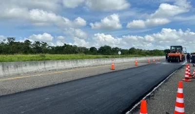 Instalación de los primeros 300 metros de asfalto a base de plástico reciclado.