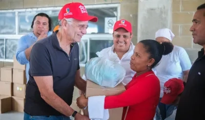 Entrega de ayudas humanitarias en Candelaria.