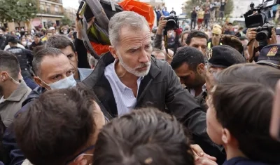 El rey Felipe VI durante su visita a Paiporta, este domingo.