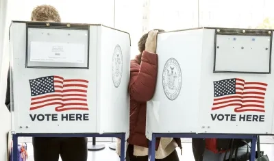 Votantes emitiendo sus votos en el distrito de Brooklyn en Nueva York. 