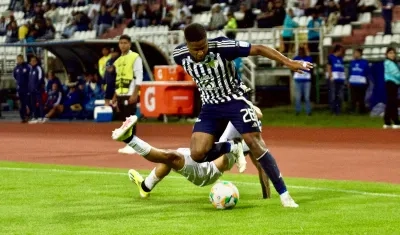 Jhon Navia, lateral izquierdo de Junior, deja atrás la marca de un rival. 