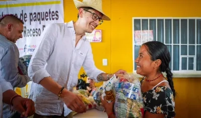 Ministro de Educación, Daniel Rojas, durante la entrega de los paquetes alimentarios en La Guajira.