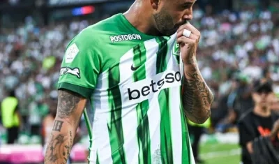 Edwin Cardona besando el escudo de Nacional. 