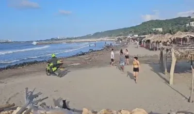 Las autoridades durante el cierre de playas en Puerto Colombia.