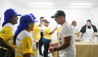 Alcalde Alejandro Char acompañando a las cocineras de Puerto Mocho.