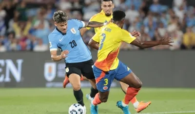 El uruguayo Maximiliano Araújo encara al colombiano Jhon Lucumí. 