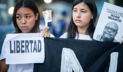 Mujeres sostienen carteles durante una manifestación exigiendo libertad para los presos políticos.