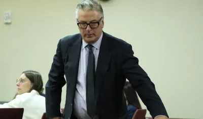Alec Baldwin asistiendo a su juicio por homicidio involuntario.