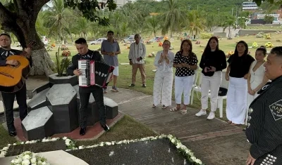 Jacqueline Ramón, viuda del Joe, y Rocío Peralta en el Cementerio Jardines de la Eternidad.