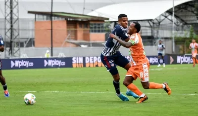 Howell Mena frena en el área a Dorlan Pabón. 