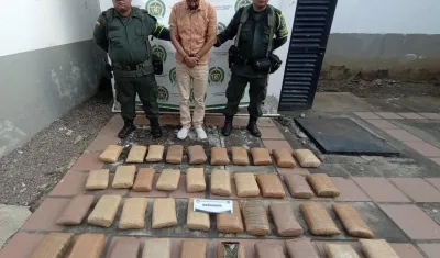 El detenido intentó sobornar a los policías para que lo dejaran seguir su camino.