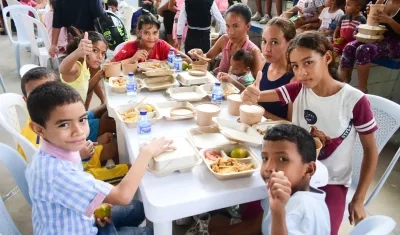 Cada sábado los niños recibirán su comida.