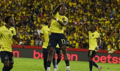 Alan Minda celebra el cuarto gol de Ecuador ante Bolivia, el jueves, en Guayaquil.
